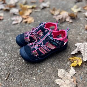 Oshkosh  girls river shoes size 11